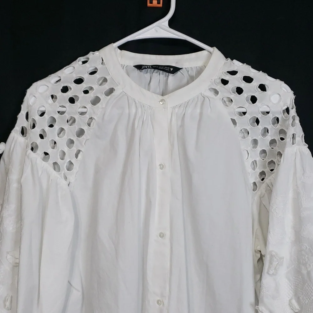 Zara Embroidered Cotton Button Up Blouse With Puff Sleeves. Size: Medium